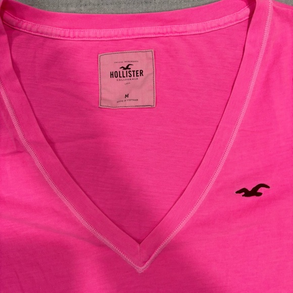 Hollister V-Neck Tee Shirt Neon Fluorescent Pink Size Medium Y2K 2000s - Picture 2 of 3